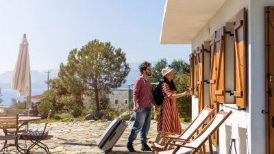 Гърция започва масови проверки на доходи от Airbnb наеми