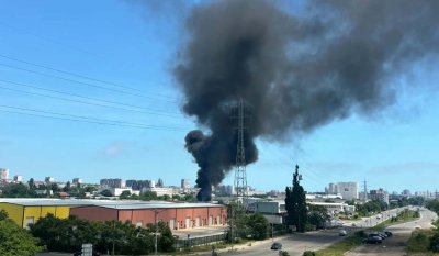Пожар в Бургас: Пламъци обхванаха района на зеленчуковата борса