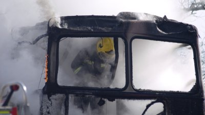Автобус се запали на Аспаруховия мост във Варна, образува се километрично задръстване