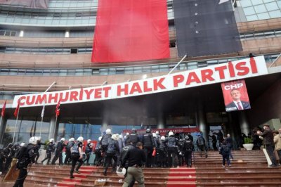 Сблъсъци в Анкара: Турската полиция щурмува централата на опозиционна партия