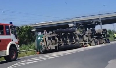 Цистерна с киселина се обърна край Пловдив, движението е затруднено