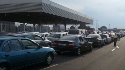 Неплатени глоби образуваха опашки от коли и автобуси на ГКПП "Калотина"