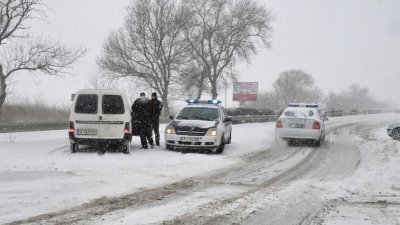 Летище Варна отмени полети! Затвориха пътищата Шумен-Разград-Русе и Шумен-Силистра