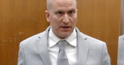 Наръгаха с нож полицая, заловил Джордж Флойд