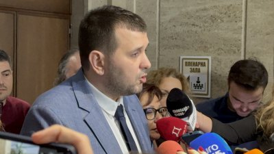 СКАНДАЛ в коалицията ПП ДБ: Депутати от ДСБ скочиха на Асен Василев (ВИДЕО)