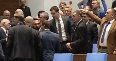 След сблъсъци в парламента ГЕРБ, ДПС и "Възраждане" избраха проф. Момчил Мавров за подуправител на НЗОК