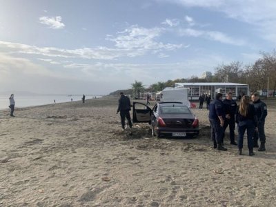 Автомобил с украинска регистрация заседна в пясъка на Северния плаж в Бургас