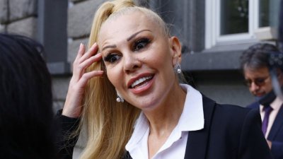 Колоритната попфолк певица Луна се изправи пред Районния съд в Шумен по обвинение за имотна измама.