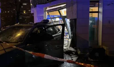 ИДИОТИ ЗАД ВОЛАНА: Автомобил се паркира в магазин