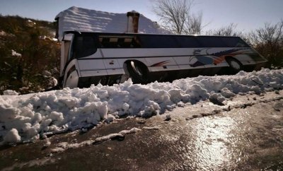 НЯМА ДЪРЖАВА! Автобус с 15 работници се обърна заради заледен и неопесъчен път
