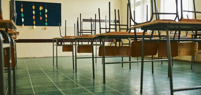 Заради усложнената обстановка: 55 училища остават затворени, други 17 са на дистанционно обучение