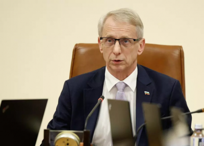 Денков започна с оправданията на специален брифинг. Мълчи за некадърниците във властта!