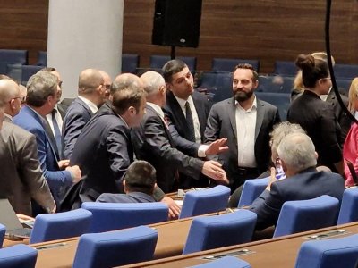 Почти се стигна до бой в парламента