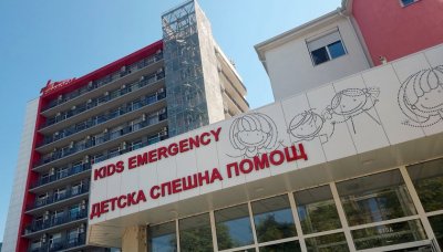 Лекари в "Пирогов" се борят за живота на дете, ударено с чаша по главата от майка му