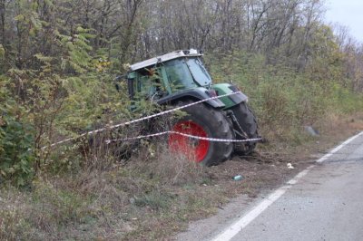 Зърнопроизводител загина, след като катастрофира с трактора си