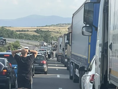 Огромно задръстване на АМ Струма, катастрофа е запушила пътя