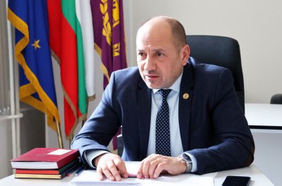 Феодален Ловеч! Договори за стотици хиляди левове се сключват с роднински и приятелски фирми на кмета