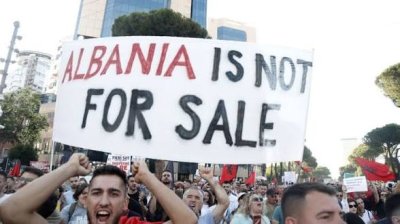 Обвинения срещу десетки демонстранти заради протест срещу луксозен курорт в Албания