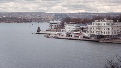 Извънредно положение, празни бензиностанции и километрични опашки за бягство