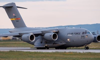 Огромен американски военен самолет се появи на летище София (СНИМКИ)