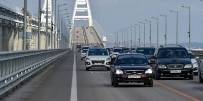 Движението към Крим е силно затруднено заради огромни опашки