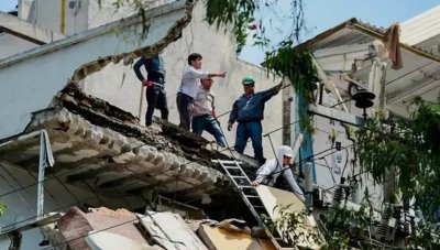Mъж се върна в полуразрушена сграда във Венецуела, за да спаси кучетата си (ВИДЕО)