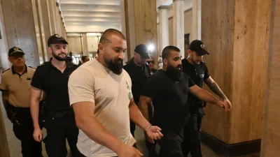 Съдът решава дали да остави съпругата на член на "Калашниците" в ареста