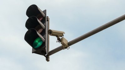 Атина въвежда близо 400 камери за автоматично засичане на преминаване на червен светофар