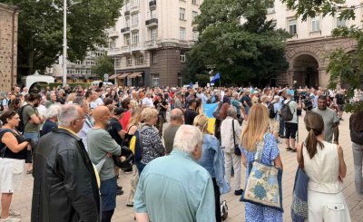 Граждани излязоха на протест в центъра на София срещу бюджета за 2026 година (СНИМКИ)