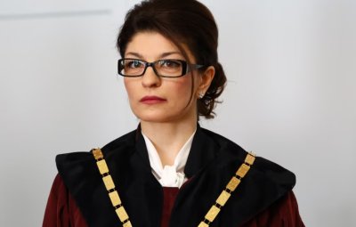 Десислава Атанасова отрече твърденията на Демерджиев: Летях с граждански полет и не до Дубай, а до Истанбул (ДОКУМЕНТИ)