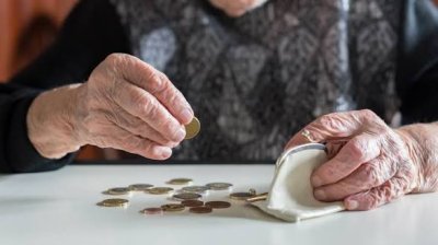 Вдигат социалната пенсия за старост от 1 юли