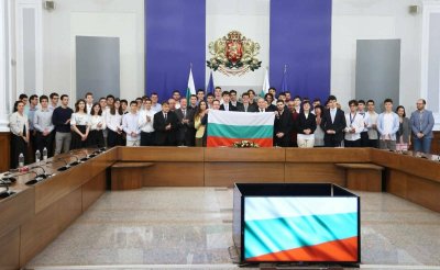 Румен Радев връчи националния флаг на олимпийските отбори по природни науки (СНИМКИ)