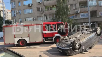 Зрелищна катастрофа в София: Кола се обърна по таван
