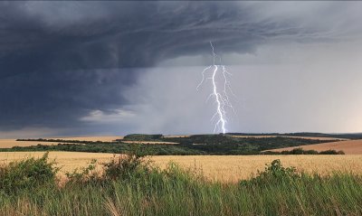 Обявиха жълт код за бури и интензивни валежи в 7 области у нас