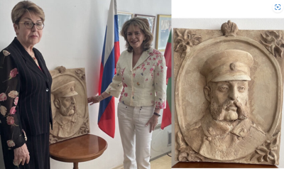 Форум &bdquo;България &ndash; Русия&ldquo; дари на руското посолство барелеф на Цар Освободител