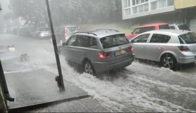 Силен порой заля и Варна: Кола затъна в подлез (ВИДЕО)