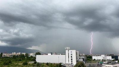 Буря връхлетя Западна България: Наводнени улици в Лом и десетки сигнали за паднали дървета в София