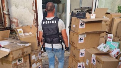 Удар на СДВР: Заловиха 50 000 безбандеролни вейпа в складова база до София