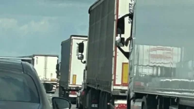 Шофьор на тир се движи по пътищата с 37 акта и 98 фиша
