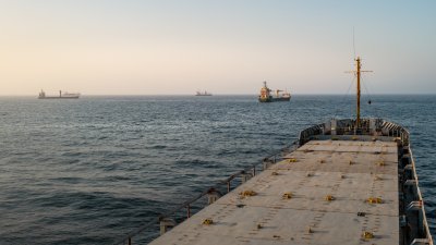САЩ и Иран с трета поредна нощ на удари, напрежението в Ормузкия проток расте