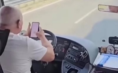 Уволниха шофьор на автобус, гледал TikTok, докато е зад волана (ВИДЕО)