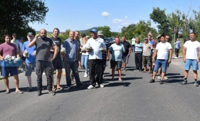 &bdquo;Хвърляме реколтата в канавките!&ldquo;: Земеделци блокираха пътя за ГКПП &bdquo;Маказа&ldquo;