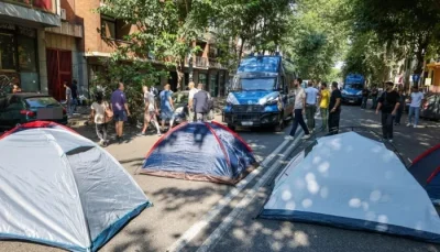 Близо 300 души останаха без дом в Рим: Деца спят на улицата при 40-градусова жега (ВИДЕО)