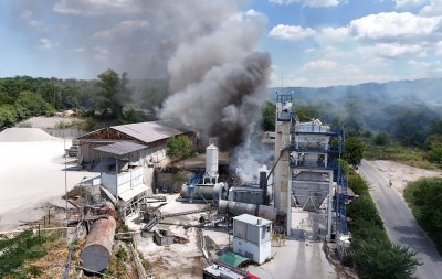 Пожар в асфалтова база в Русе вдигна на крак огнеборците