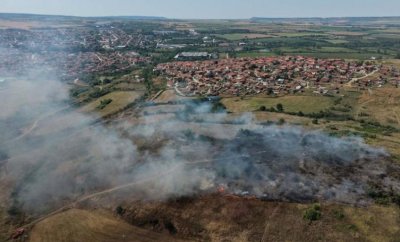 Пожар избухна край Луковит, гъст дим се издигна над града (СНИМКИ)