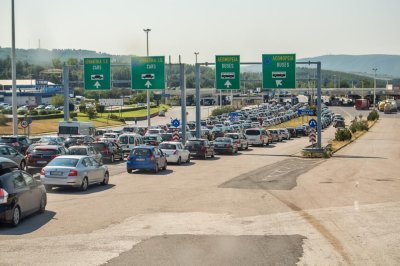 Гърция въвежда глоба от 350 евро за работещ двигател при спряна кола