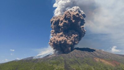Облак вулканична пепел от Етна временно спря полетите в Сицилия