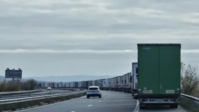 Спират тежкотоварните камиони по ключови пътища заради жегите