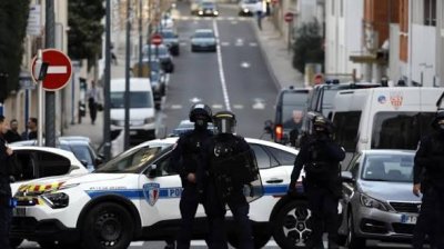 Кървава атака в Париж: Мъж нападна с нож три жени, полицията го задържа