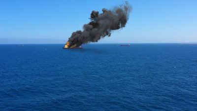 Удар по кораб при излизане от Ормузкия проток, има ранени моряци